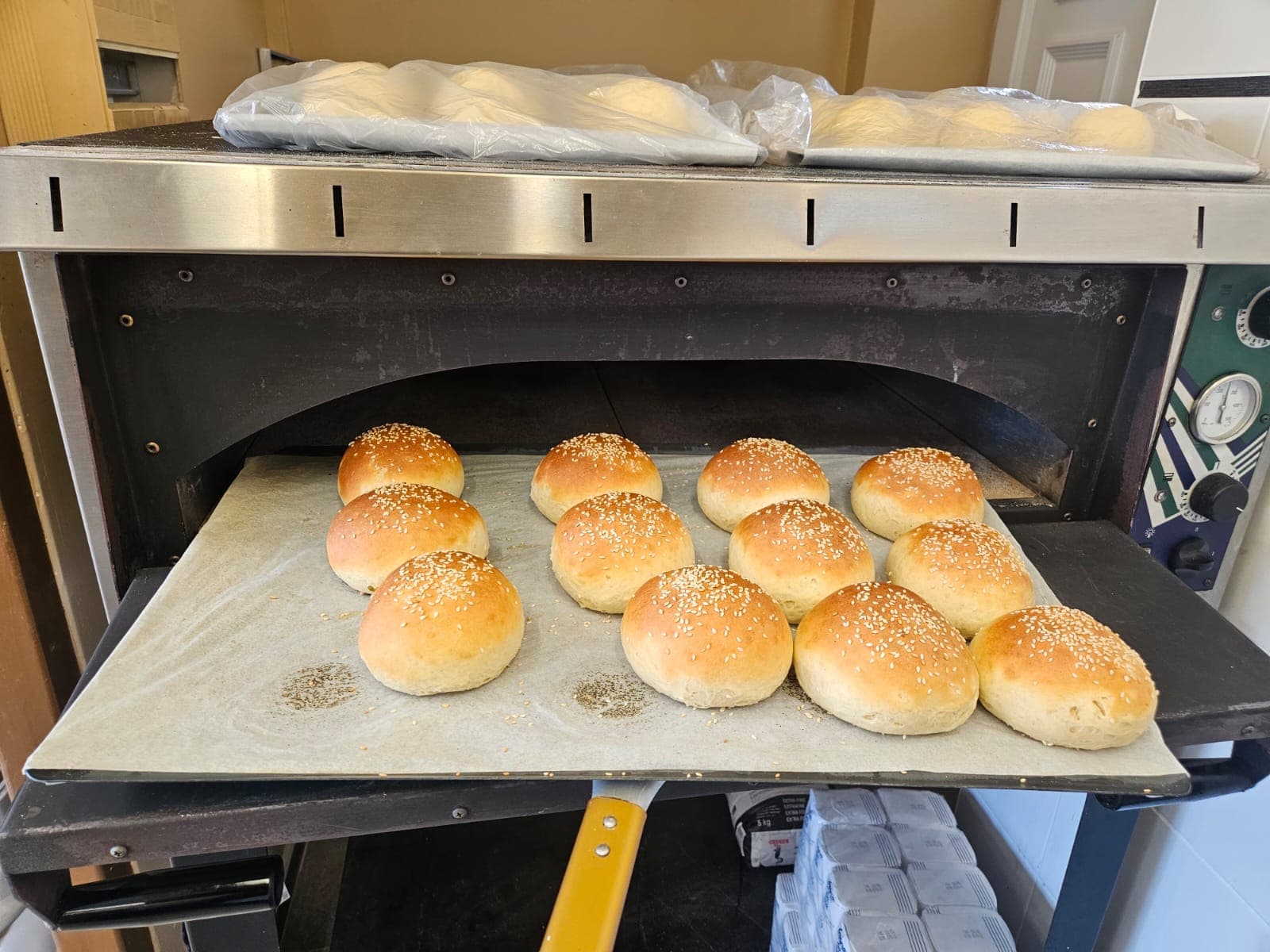 Buns au sésame faits maison sortant du four chez Chikano
